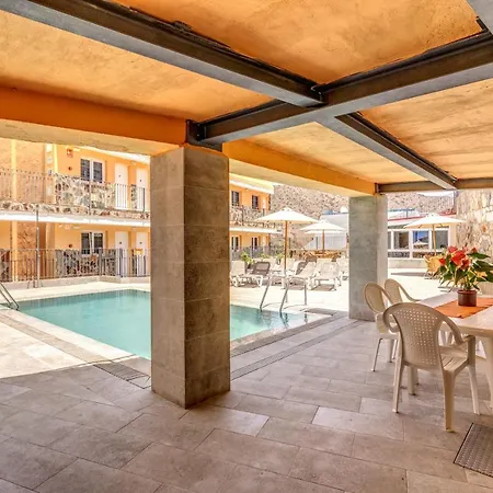 Luxury , Sea Views Private Garden